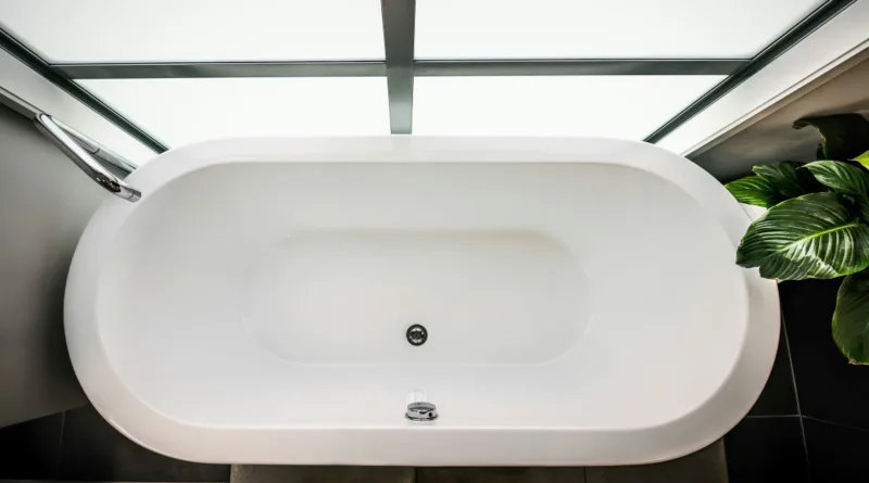 eine leere weiße Badewanne direkt von oben fotografiert