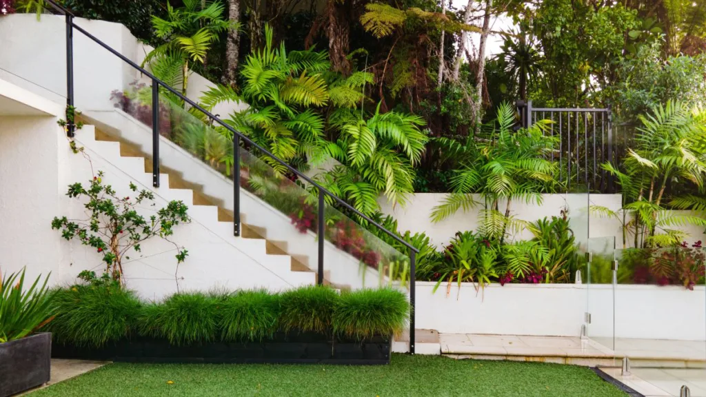 Ansicht eines gepflegt aussehenden Garten mit Treppe