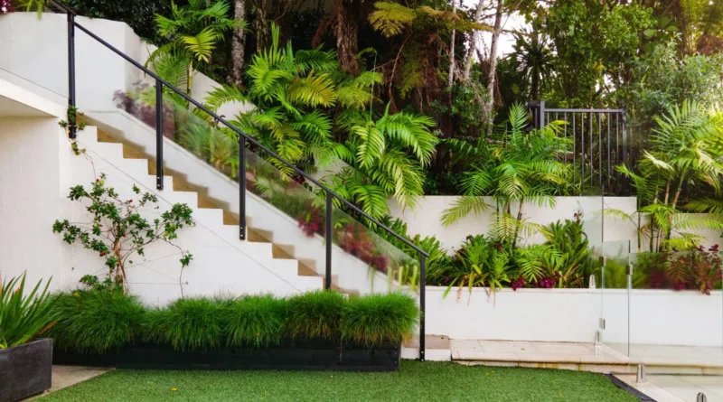 Ansicht eines gepflegt aussehenden Garten mit Treppe