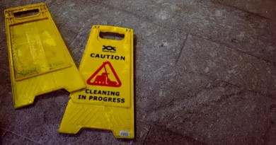 zwei liegende Warnschilder vor Rutschgefahr