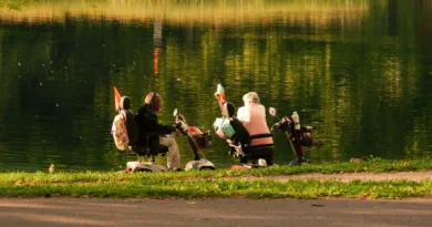 Zwei Frauen in ihren Elektrorollern am See