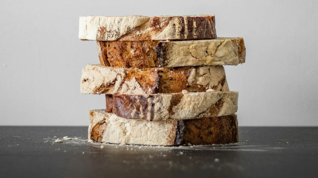 5 Scheiben Brot liegen übereinandergestapelt