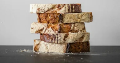 5 Scheiben Brot liegen übereinandergestapelt