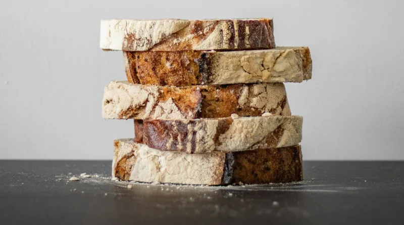 5 Scheiben Brot liegen übereinandergestapelt