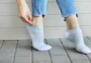 Frauenfüße mit kurzen Socken
