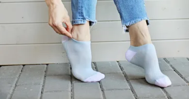 Frauenfüße mit kurzen Socken