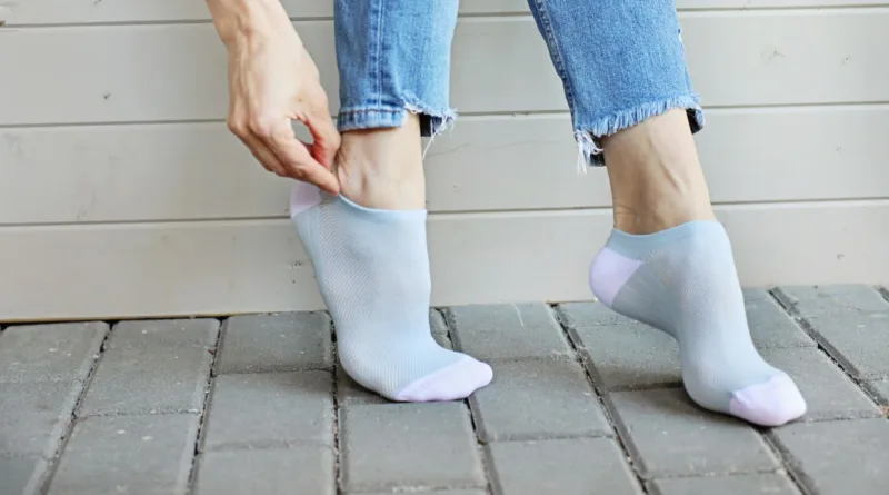 Frauenfüße mit kurzen Socken