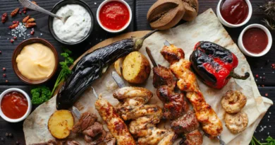 verschiedenes Grillgut mit Saucen