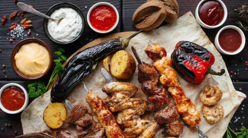 verschiedenes Grillgut mit Saucen