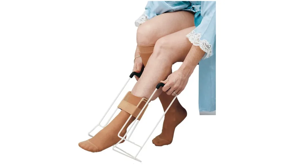 ein Modellbeispiel einer Anziehhilfe für Kompressionsstrümpfe mit einem Metallgestell