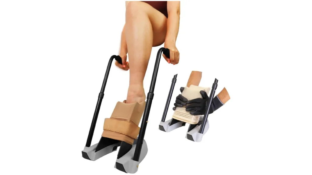 ein Modellbeispiel einer Anziehhilfe für Kompressionsstrümpfe mit zwei Griffen in schwarz