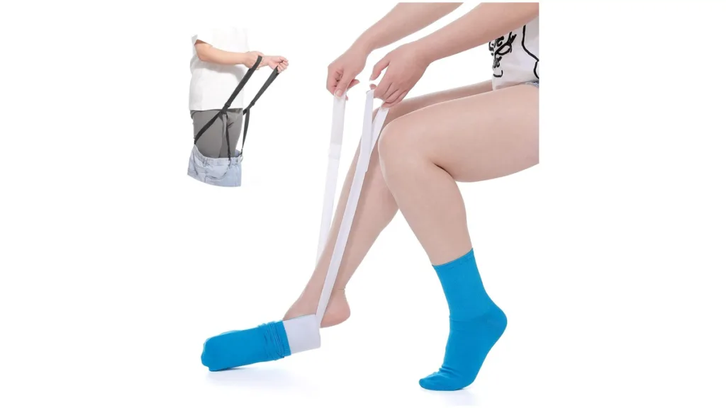 einfache Sockenanziehhilfe für Senioren, auch bei einer Hose anzuwenden