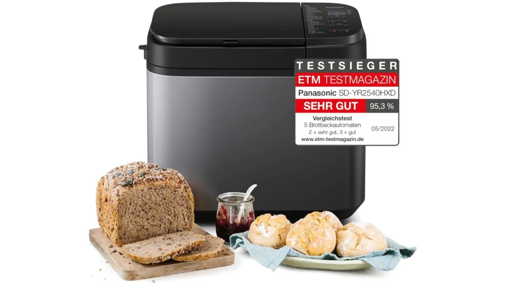 der Panasonic SD in grau mit einem Brot und Brötchen davor