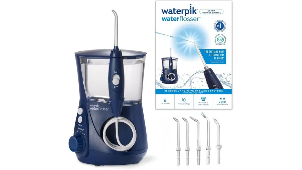 die Waterpik Ultra Munddusche in dunkelblau mit ihren Einsätzen dargestellt
