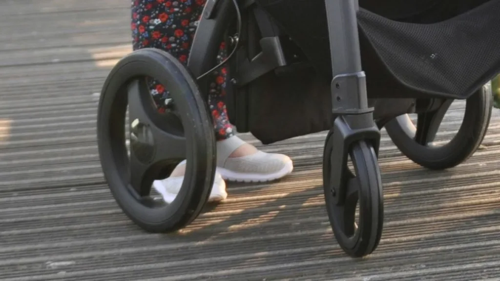 große Räder an einem Rollator