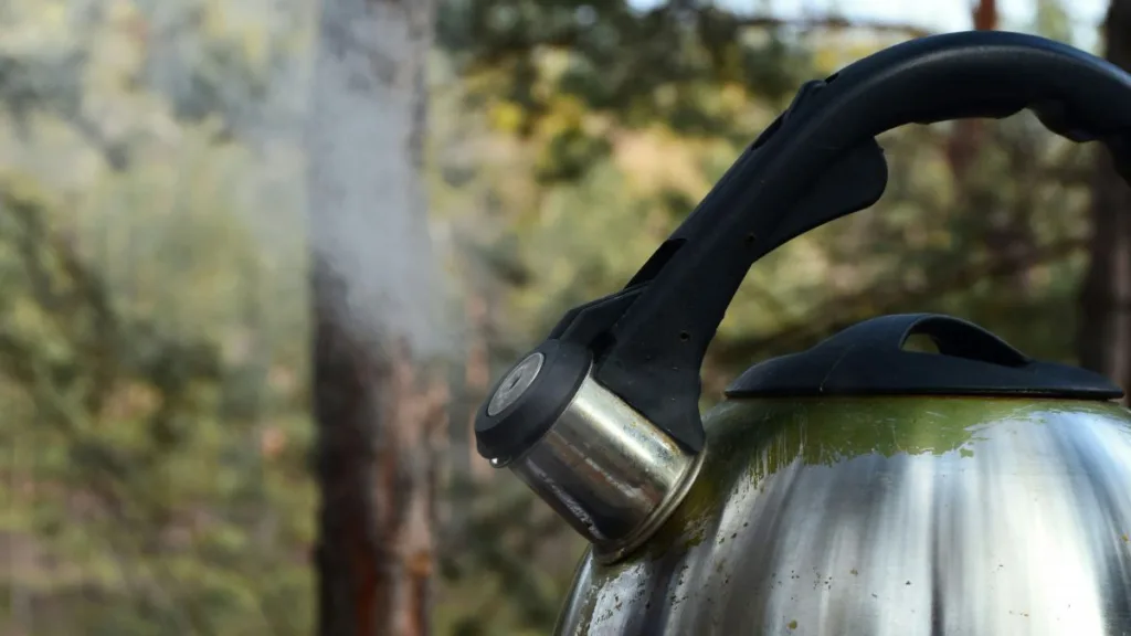 Nahaufnahme einer Wasserkesselpfeife, aus der Wasserdampf austritt