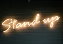 leuchtende Neonlichter mit der Aufschrift "Stand up"