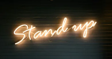 Aufstehhilfe Sofa – 6 Modelle im technischen Vergleich leuchtende Neonlichter mit der Aufschrift "Stand up"