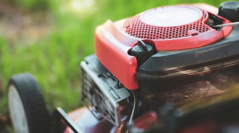 der Motor eines Benzin-Vertikutierers in der Nahaufnahme