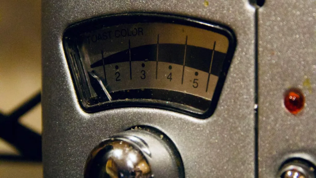 Nahaufnahme eines analogen Drehknopfes zur Bräunungsgradeinstellung am Toaster