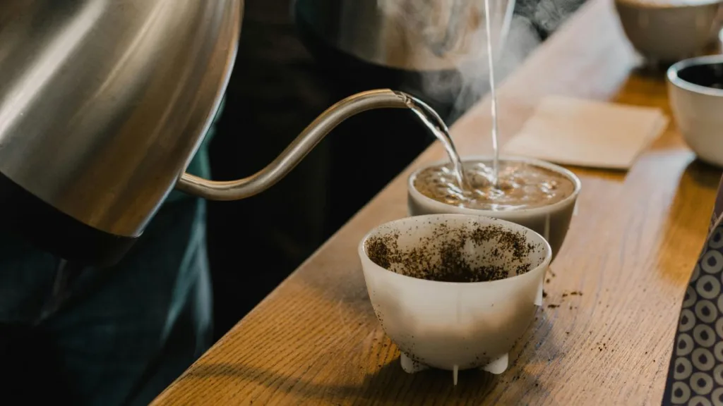 in zwei Tassen wird kochendes Wasser gegossen