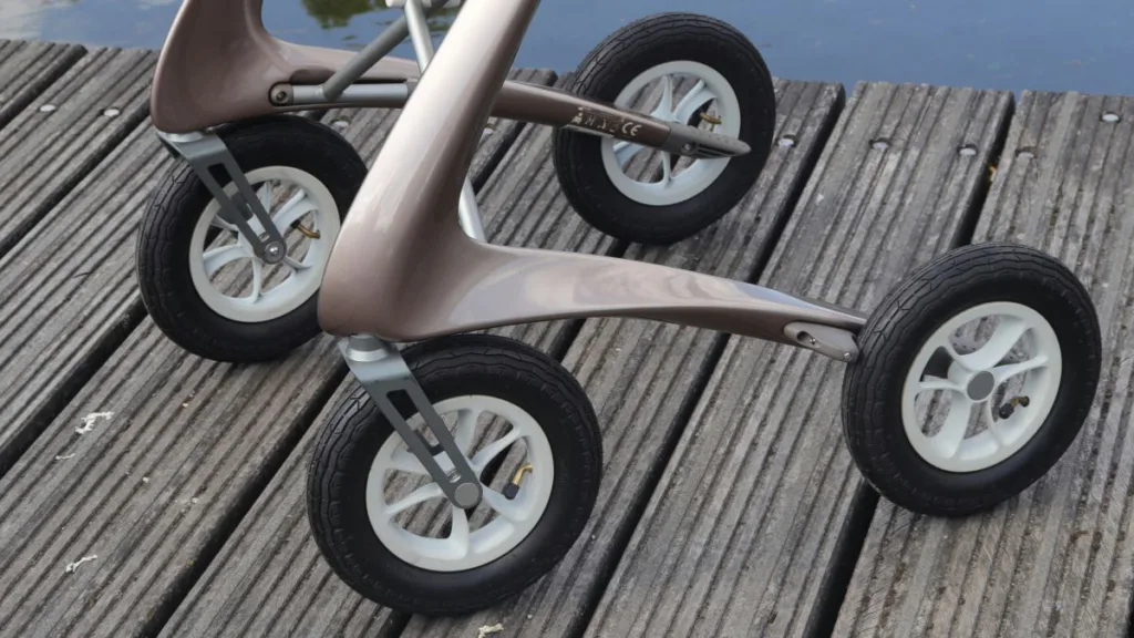 große Räder eines Rollators in Nahaufnahme