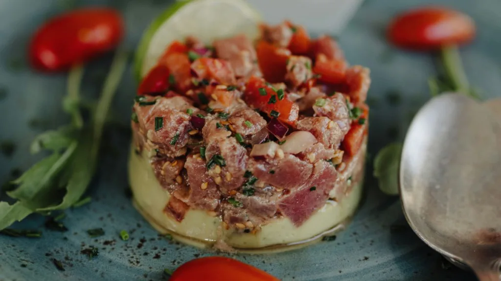 in einem Stabmixer zubereitetes frisches Tatar