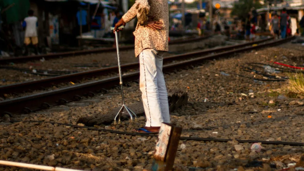 ein Mann mit einer einfachen Art mobiler Aufstehhilfen