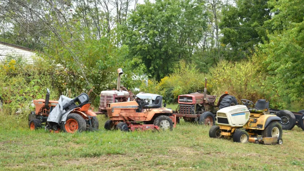ein Mähtraktorfriedhof mit einigen alten Mähtraktoren