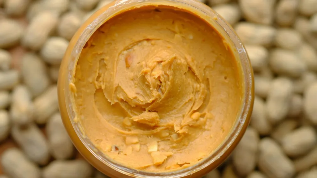 Nussmus aus einem Hochleistungsmixer im Glas