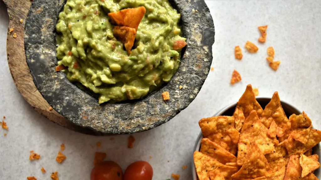 frische Guacamole mit Chips