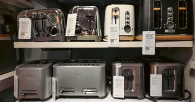 viele verschiedene Toaster stehen in einem Verkaufsregal