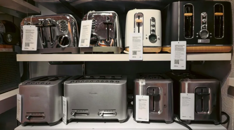 viele verschiedene Toaster stehen in einem Verkaufsregal
