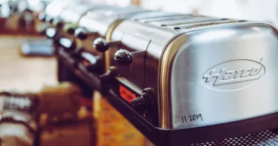 mehrere Toaster stehen in einer Reihe auf einem Regal