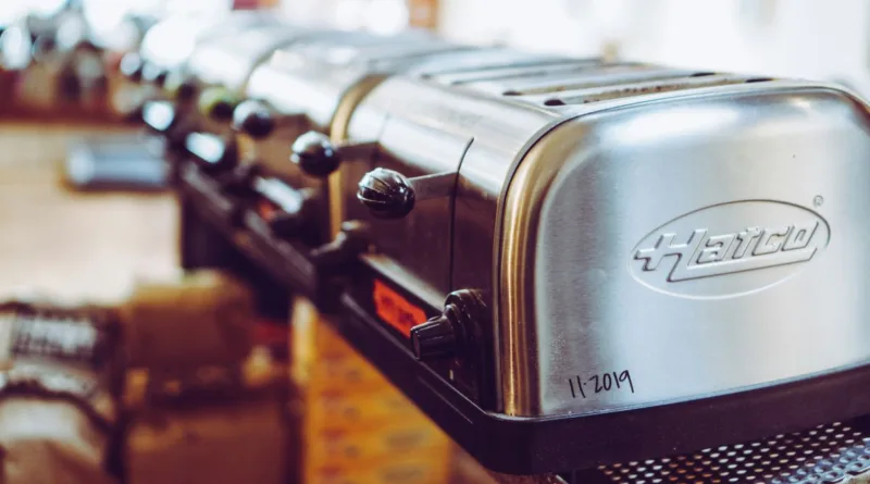 mehrere Toaster stehen in einer Reihe auf einem Regal