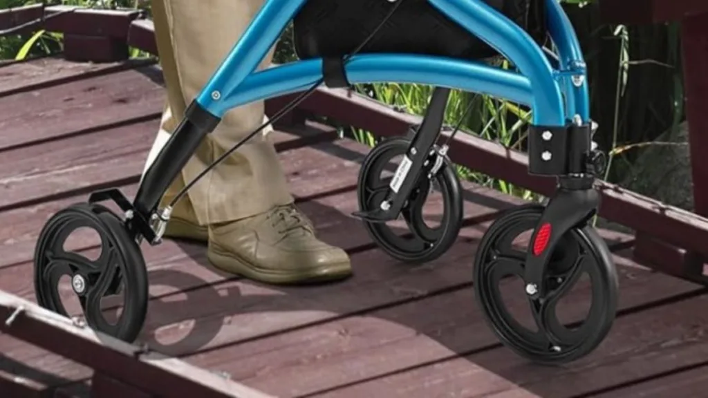 die Räder eines Dreirad-Rollator in der Nahaufnahme
