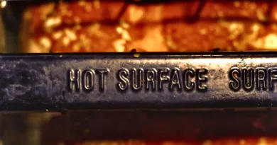 Blick von oben in einen Toaster, die Aufschrift HOT SURFACE ist zu erkennen