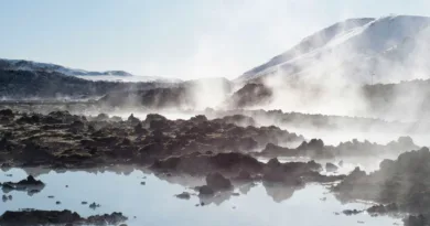 heißer Dampf steigt über einer Quelle auf