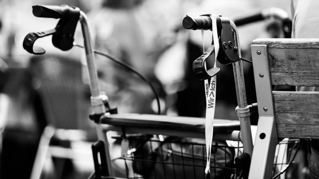 Ansicht der Griffe eines Rollators in der Nahaufnahme in Schwarz/Weiß