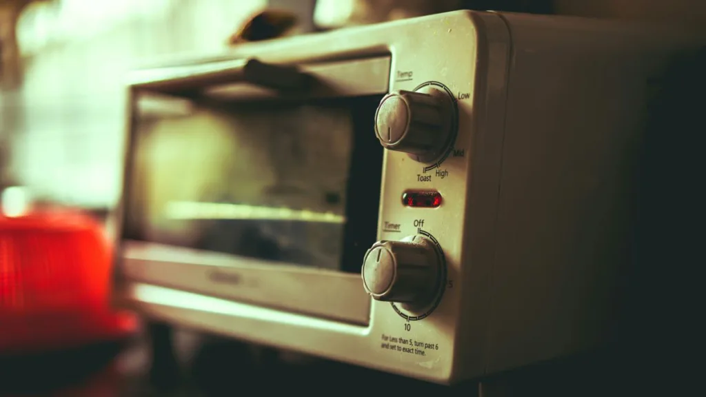 seitliche Ansicht einer alten Mikrowelle