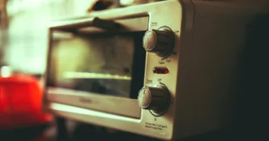 seitliche Ansicht einer alten Mikrowelle