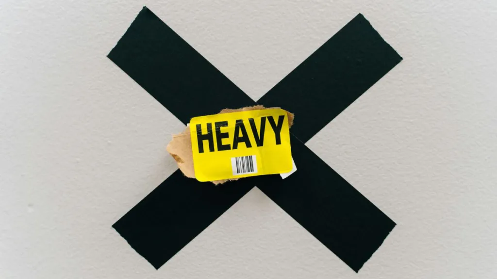 ein schwarzes kreuz und in der Mitte steht Heavy