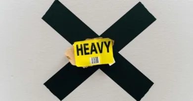 ein schwarzes kreuz und in der Mitte steht Heavy