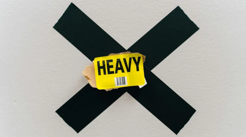 ein schwarzes kreuz und in der Mitte steht Heavy