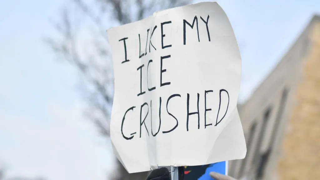 ein weißes handgeschriebenes Schild auf dem steht "I LIKE MY ICE CRUSHED"