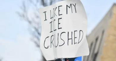 ein weißes handgeschriebenes Schild auf dem steht "I LIKE MY ICE CRUSHED"