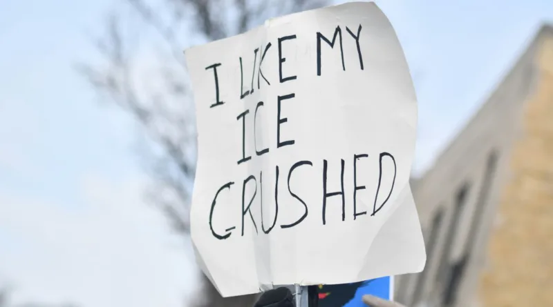ein weißes handgeschriebenes Schild auf dem steht "I LIKE MY ICE CRUSHED"