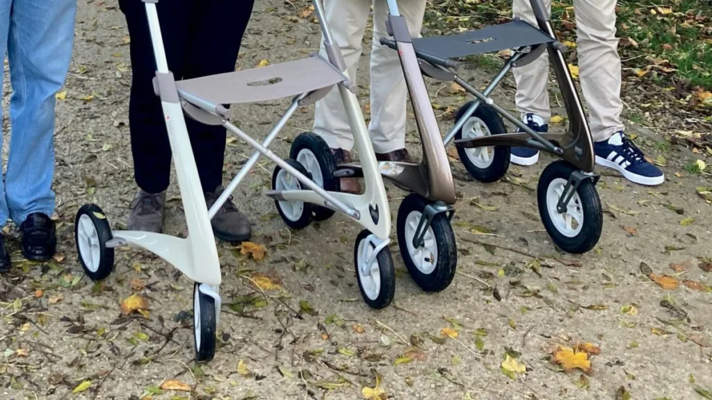 Ansicht der Räder zweier Rollatoren im Gelände