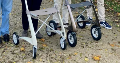 Ansicht der Räder zweier Rollatoren im Gelände