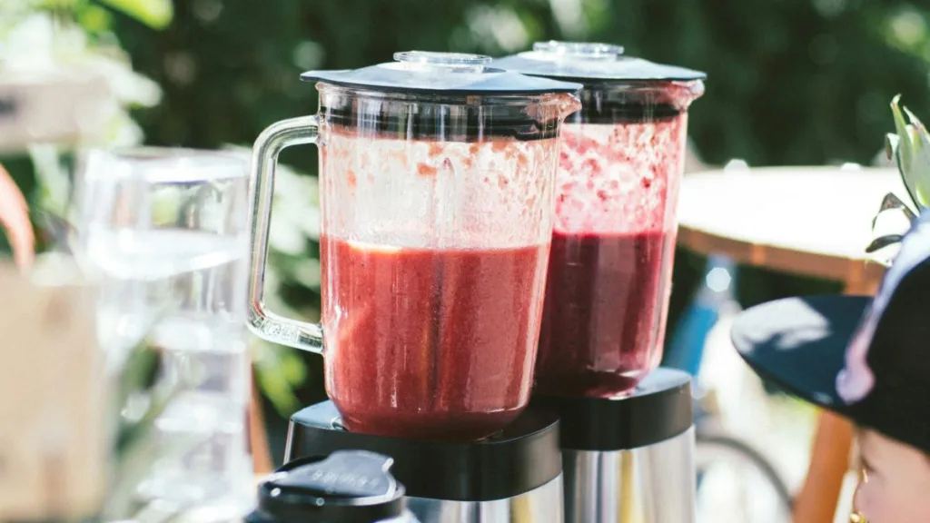 zwei Standmixer stehen nebeneinander
